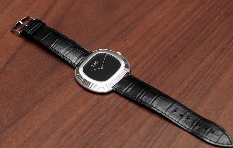 Top replication watches are elegant with leather straps.