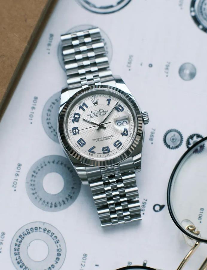 The 36 mm replica watch is made from Oystersteel.
